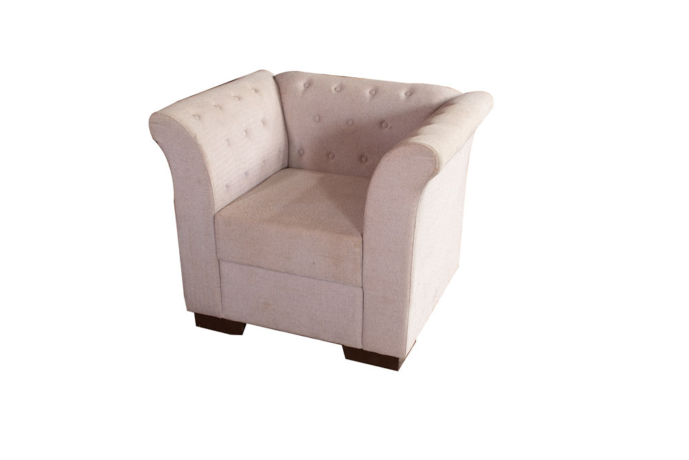 POLTRONA EM BOTONE ENCOSTO E BRAÇO ALTO