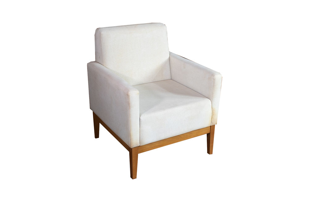 POLTRONA AREIA EM LINHO COM PE DE MADEIRA