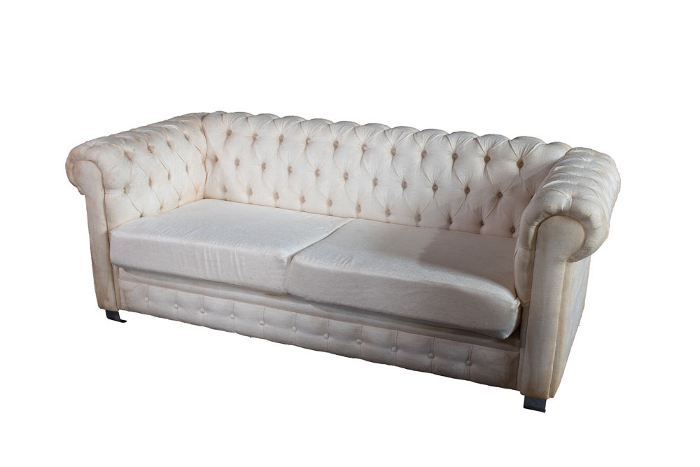 SOFÁ BRANCO E LUGARES CAPITONE