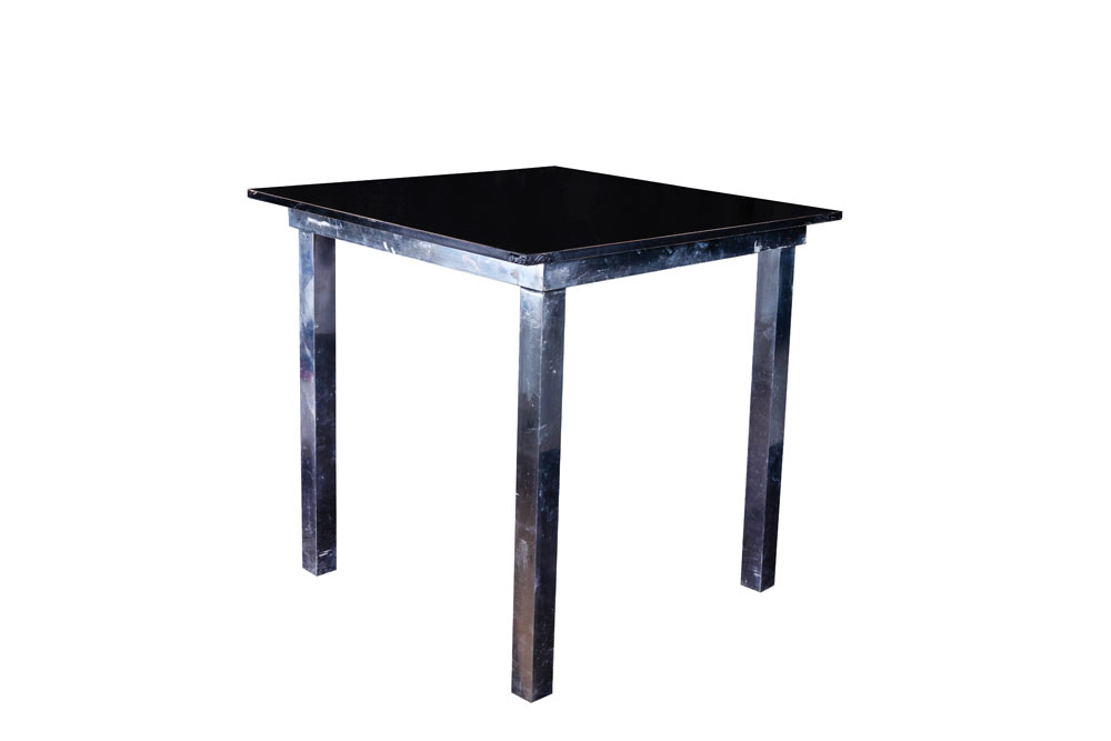 MESA DE ALUMÍNIO POLIDO QUADRADA COM TAMPO PRETO E PÉ EM ALUMÍNIO