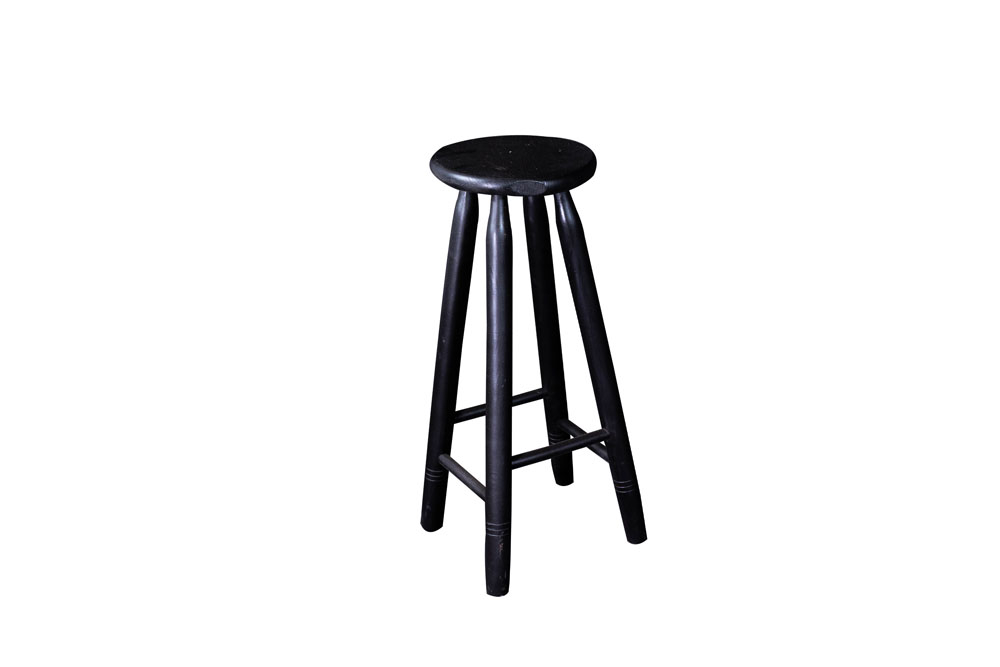 BANQUETA PRETA DE MADEIRA RÚSTICA COM ENCOSTO RODEIO