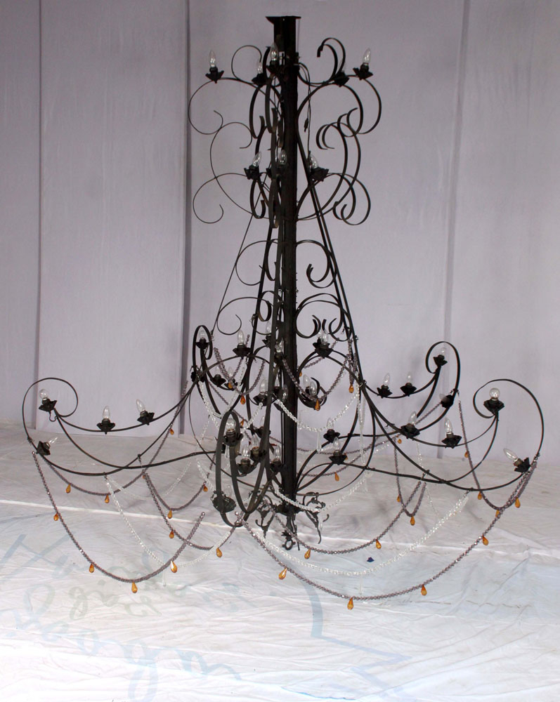 LUSTRE ARAMADO COM 30 LAMPADAS E CRISTAIS 220V