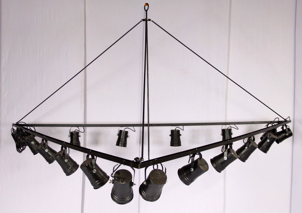 LUSTRE TRIANGULO COM FOCO E 18 PINBINS 220V (FLOREIRA OPCIONAL)